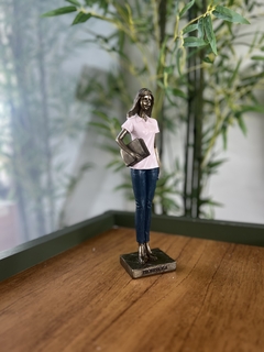 Estátua de professora na internet