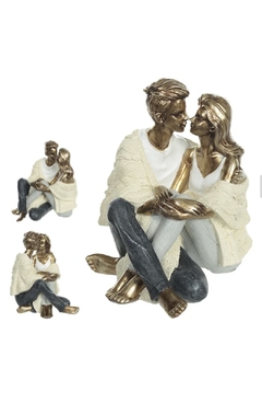 Escultura Decorativa de Poliresina Casal Colorido 16x13x15cm - comprar online