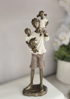 Escultura Família Decorativa Pai e filho bola de Futebol - comprar online
