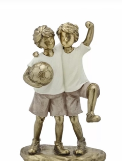 Escultura Decorativa Criança Meninos com a bola Dourado e Amarelo
