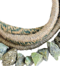 Colar decorativo em sisal pedras Pirita verde 24 cm - Letícia Manducchi