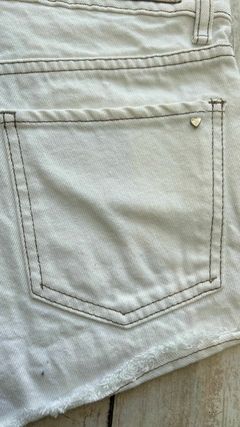 Short Alkimia Off White Sin Ruedo