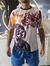Camiseta de quebrada com palhaço no telefone e umas escristas amarelo, preto e vermelha