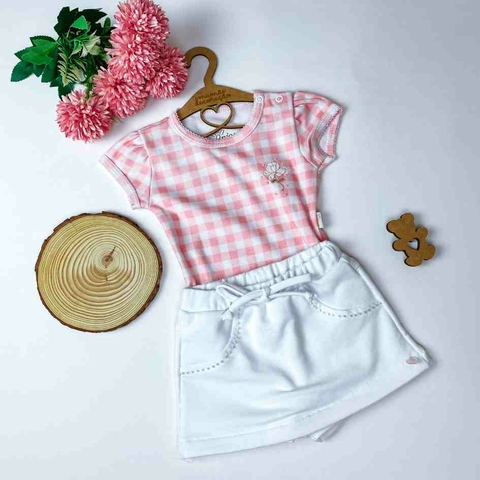 Conjunto Body curto e shorts-saia Flor e Pérolas
