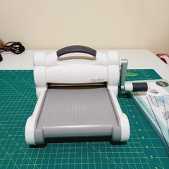 LOTE 25 - SIZZIX BIG SHOT (FERRAMENTA DE CORTE E RELEVO) - Atelie Carla Martos