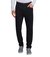 Calça jeans slim masculina preta com elastano, usada por um homem em pé, combinada com camisa de manga longa branca e tênis azul. VALENTINA MODA