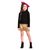 Menina sorridente usando um conjunto de blusa de manga longa preta e short dourado, com um chapéu rosa. VALENTINA MODA