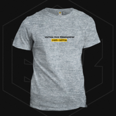 Camiseta Frase Estampada Vamos nos desesperar com calma na internet