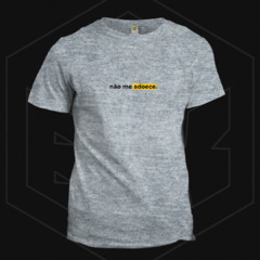Camiseta Estampada Não Me Adoece na internet