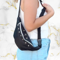 Riñonera Europa negra con tachas - comprar online