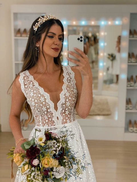 Vestido midi branco renda decote em ''V''