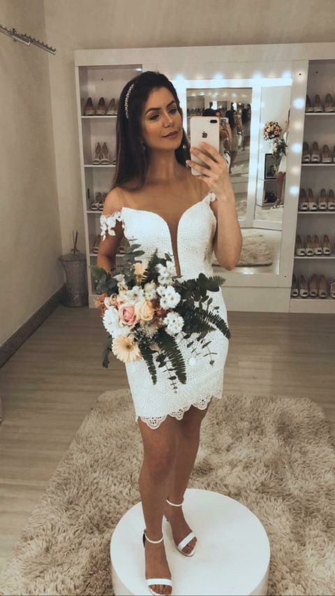 Vestido curto off-white todo em guipir.