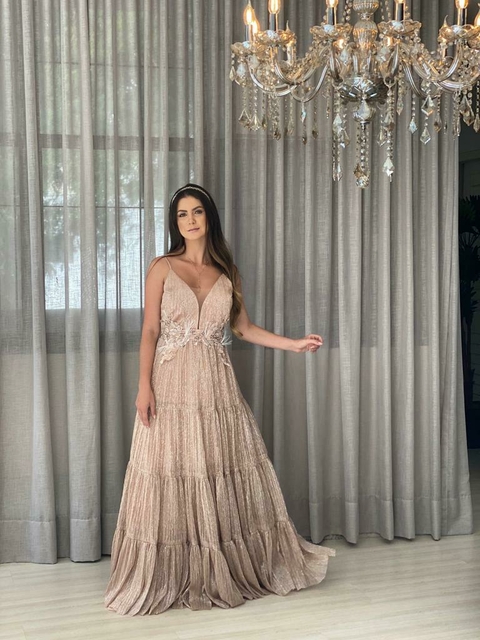 Vestido longo de festa cor champagne.