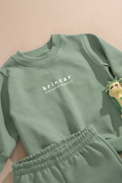 Conjunto de Moletom Peluciado “Brincar é a melhor aventura” cor verde menta