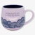 Caneca de cerâmica lilás com interior azul escuro e estampa de renda azul, com frase "Sabedoria em forma de amor"