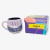 Caneca de cerâmica lilás com a palavra "Vó" e detalhe em renda preta ao redor, ao lado de caixa azul, roxa e amarela com a inscrição "Caneca Maggie".