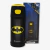 Garrafa térmica preta com tampa e botão amarelo, decorada com o símbolo amarelo do Batman, ao lado de sua embalagem azul com imagem do Batman e logo da DC