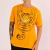 Camiseta unissex amarela com estampa do personagem Garfield pendurado com garras