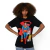 Camiseta preta unissex com estampa colorida do Superman e seu cão Krypto, modelo com cabelo cacheado posando com as mãos na cintura