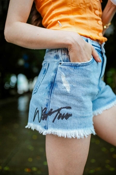 SHORTS JEANS DESTROYED na internet