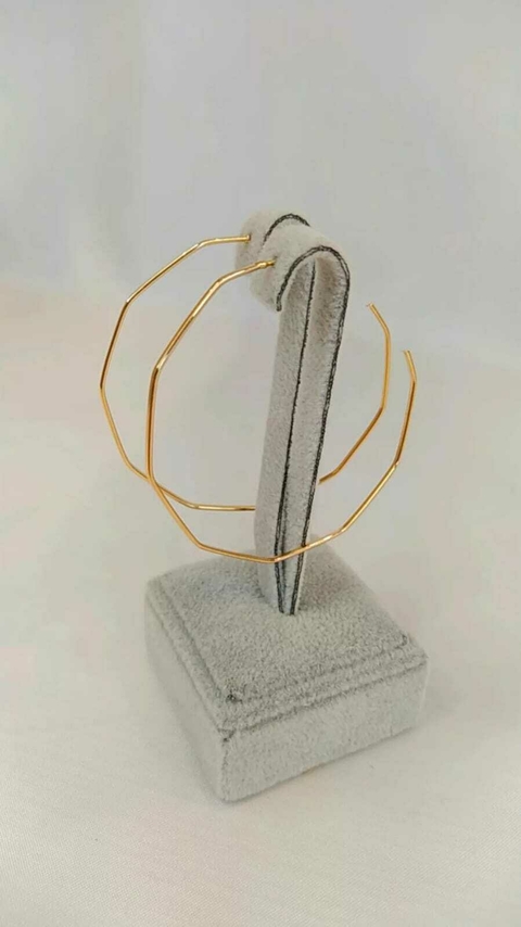 Argola Folheada com Detalhes Quadrados