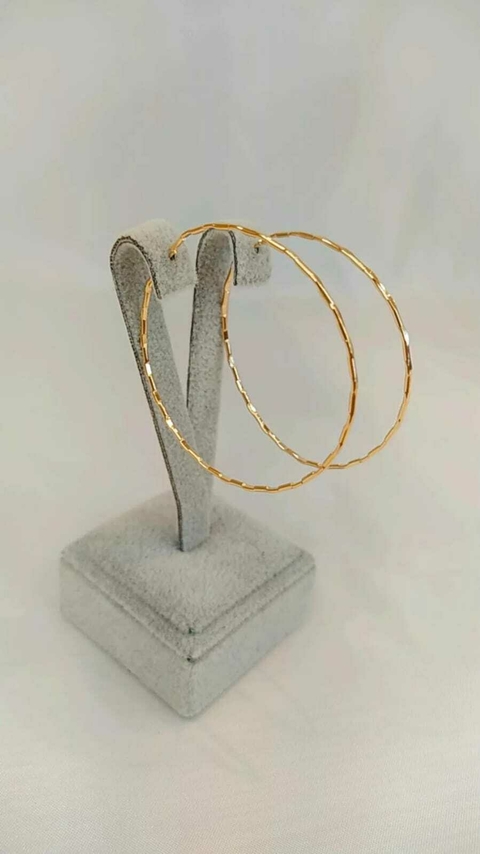 Argola folheada com detalhes