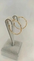 Argola folheada com detalhes - loja online