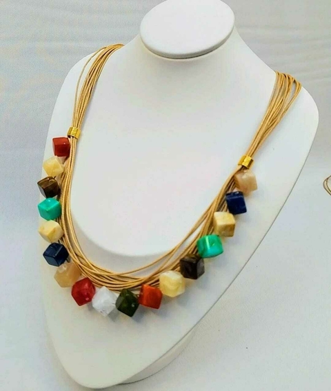 Colar curto de fio encerrado com resina - comprar online