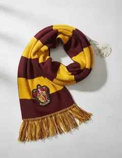 BUFANDA DE GRYFFINDOR RAYADA ESCUDO - HARRY POTTER BUFAN01 en internet