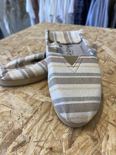 Alpargatas Rayadas. Gris claro, gris oscuro, blanco y amarillo pastel. - Alpaca indumentaria