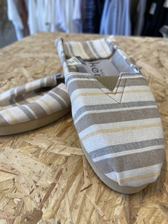 Alpargatas Rayadas. Gris claro, gris oscuro, blanco y amarillo pastel. - tienda online