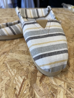Alpargatas Rayadas. Gris claro, gris oscuro, blanco y amarillo pastel. - comprar online
