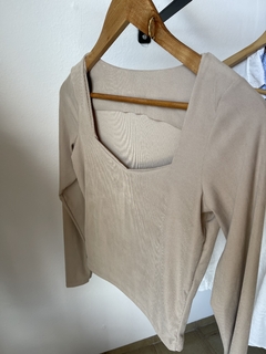 Remera cuello corazon manga larga