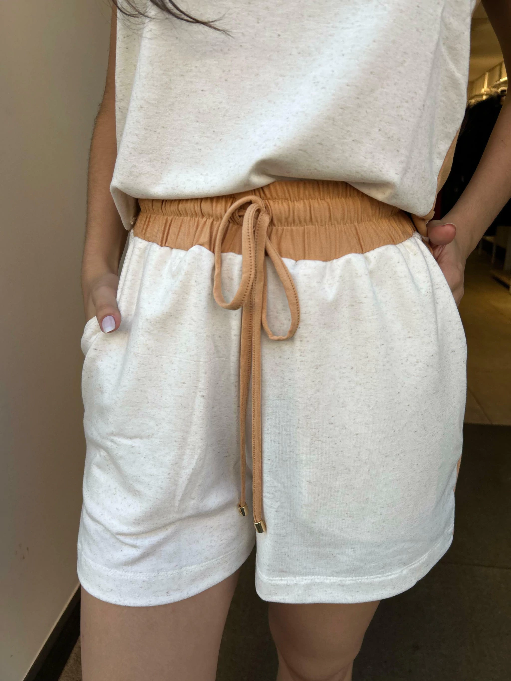 SHORTS CINTURA ALTA BICOLOR EM MOLEVISCO BEGE CLARO