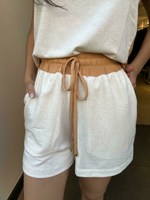 SHORTS CINTURA ALTA BICOLOR EM MOLEVISCO BEGE CLARO - comprar online