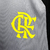 Logotipo do Flamengo em destaque em uma camisa de treino cinza e preta.