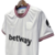 Camisa Away West Ham 23/24 masculina na cor branca com detalhes em bordô e logo da Umbro.