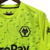 Camisa Away dos Wolves 23/24 na cor verde, com detalhes geométricos e logo do time.