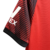 Detalhe da manga da camisa Milan Home 23/24, em vermelho e preto, com logo da Puma.