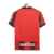 Camisa de futebol Milan Home 23/24 na cor vermelha e preta, vista pela parte de trás.
