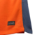 Detalhe da camisa laranja Third Inter de Milão 23/24, mostrando a etiqueta de engenharia da Nike.
