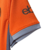 Detalhe da manga da camisa Third Inter de Milão 23/24 na cor laranja, com acabamento cinza.