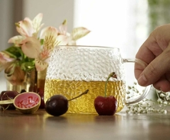 Caneca em Vidro Martelado - Casa Muscari (400ml) - comprar online