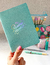 Libreta pastel con hologram en internet