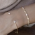 Bracelete torcido com setas cravejadas