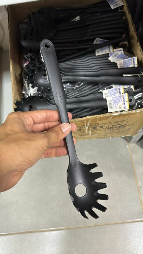 COLHER PARA MASSAS EM NYLON - 29,5X6CM