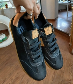 Zapatilla Gagli negra