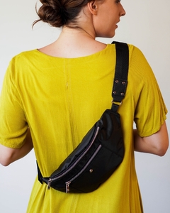RIÑONERA CLEO IMPERMEABLE NEGRA - comprar online