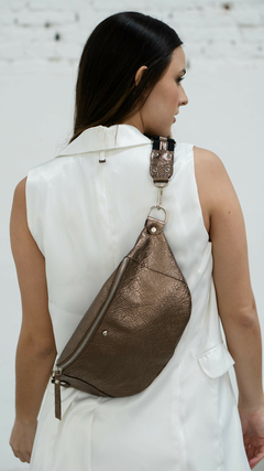 MAXI RIÑONERA DE CUERO BRONCE METALIZADA - tienda online