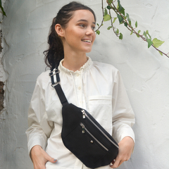RIÑONERA CLEO IMPERMEABLE NEGRA CON CORREA RAYADA - comprar online